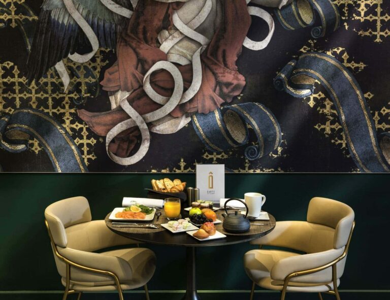 photo d'un cadre mural avec le visuel d'un tableau moderne