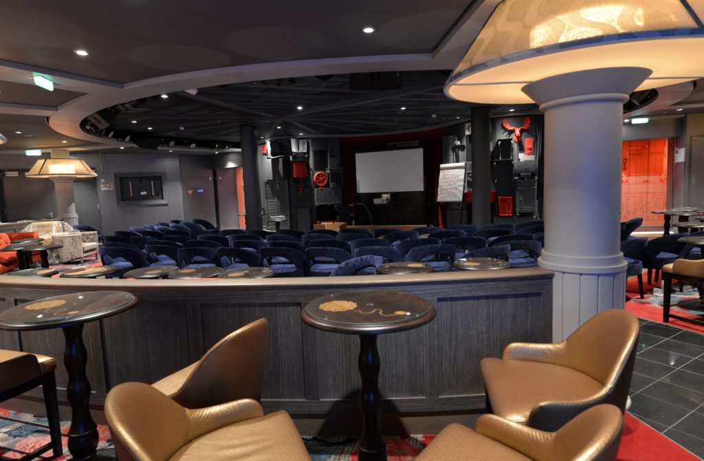 Photo du plafond imprimé esprit grenier du comedy club sur le bateau Symphony of the Seas