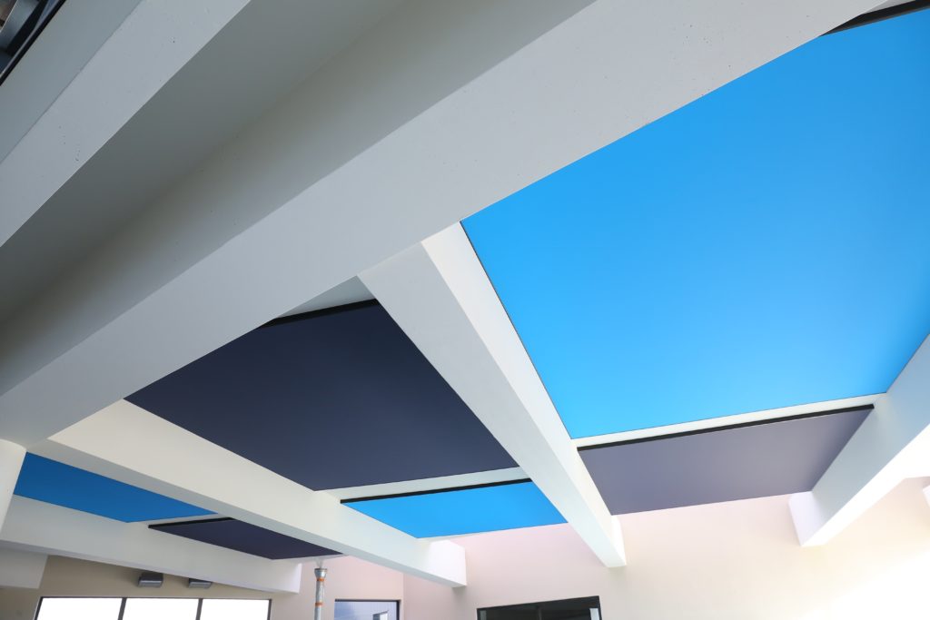 Photo de cadres acoustiques imprimés colors bleu installé au plafond