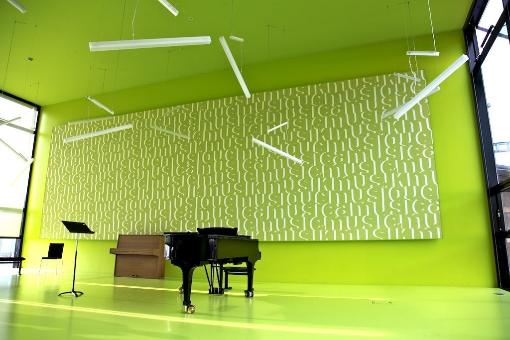 photo d'une salle de musique vert prairie avec un cadre acoustique mural imprimé