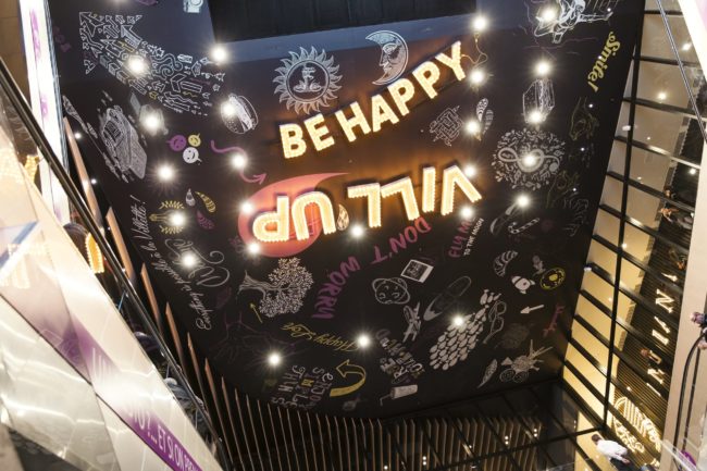 plafond imprimé acoustique noir avec motif dessin