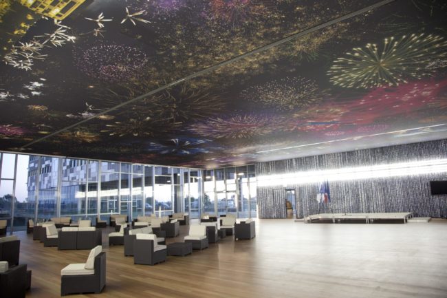 plafond acoustique imprimé dans une salle de réception