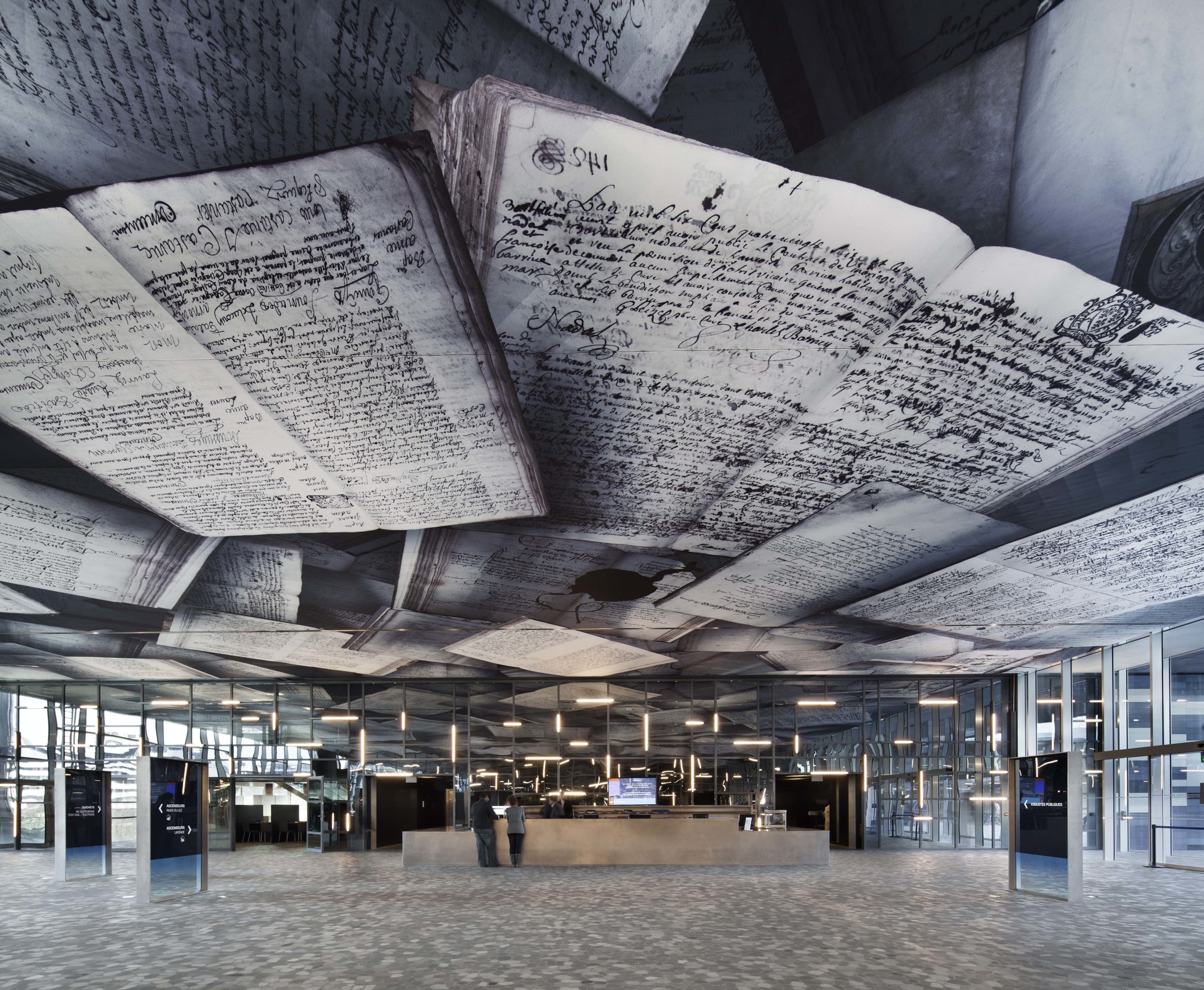 Photo du plafond imprimé avec des visuels des archives de l'hôtel de ville de Montpellier