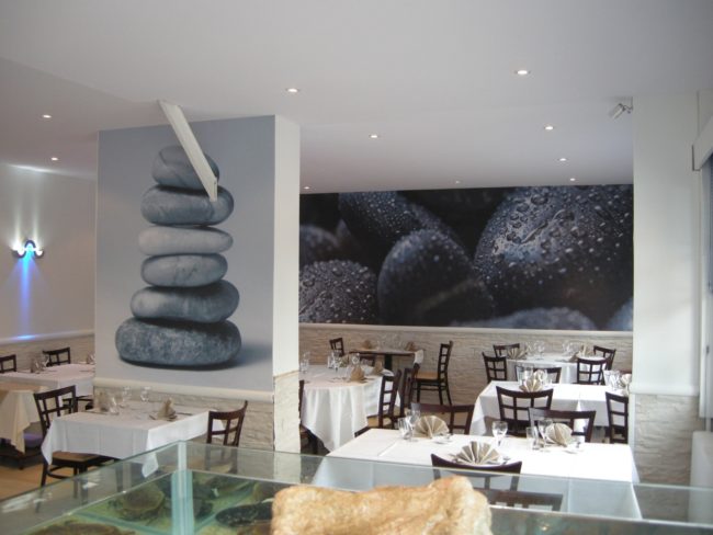 mur imprimé et plafond tendu acoustique blanc