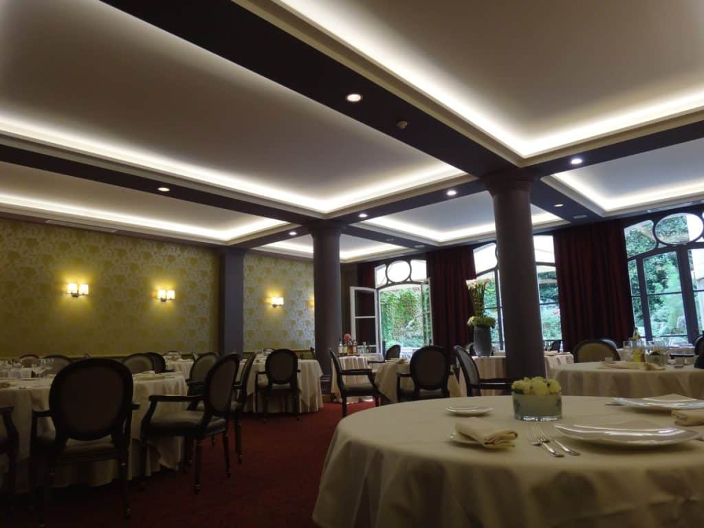 photo d'une salle de restaurant avec des plafonds rétroéclairés acosutiques blanc