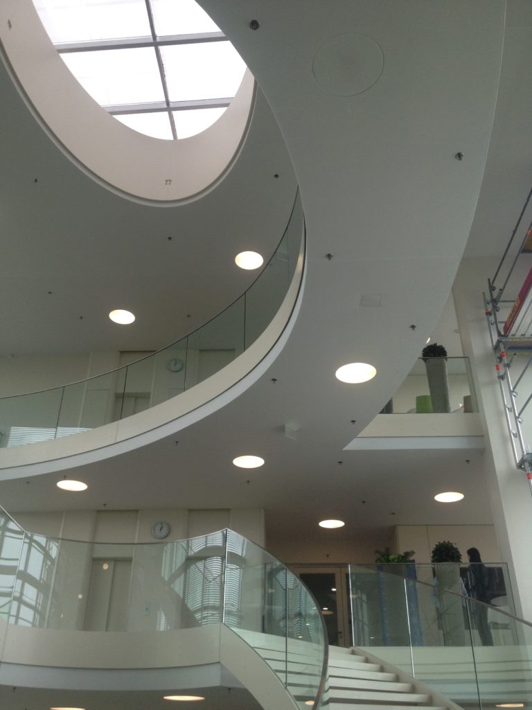 Photo d'un plafond acoustique blanc installé dans un hall d'accueil de société