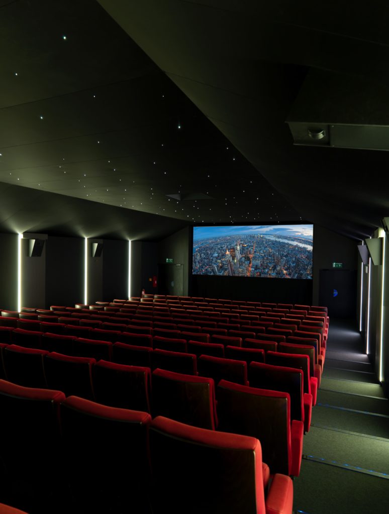 Photo d'une salle de cinéma avec des plafonds acoustiques noirs