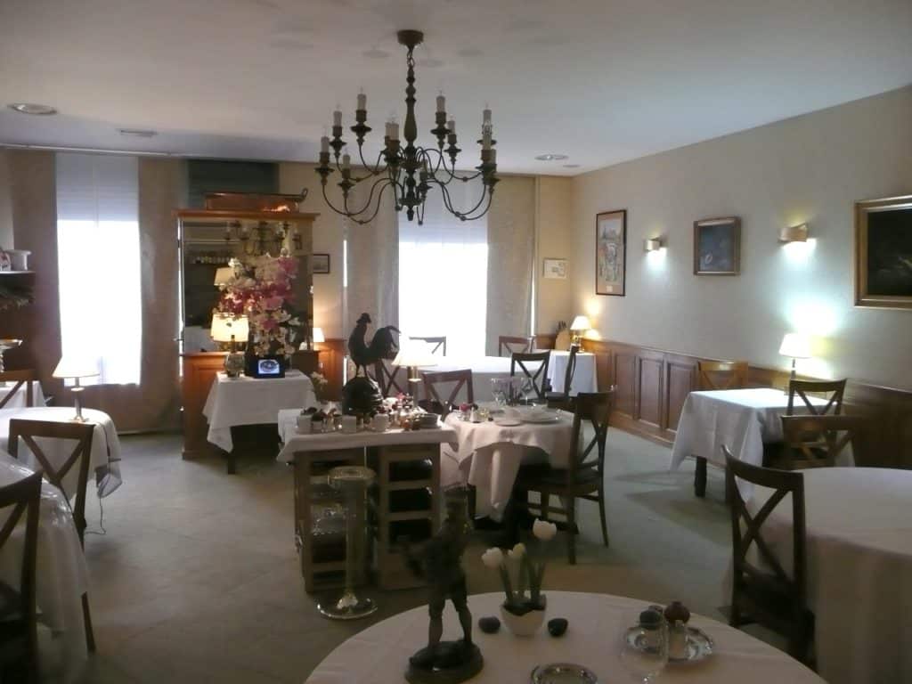 Photo d'un plafond acoustique blanc une salle d"un restaurant, La Toque blanche