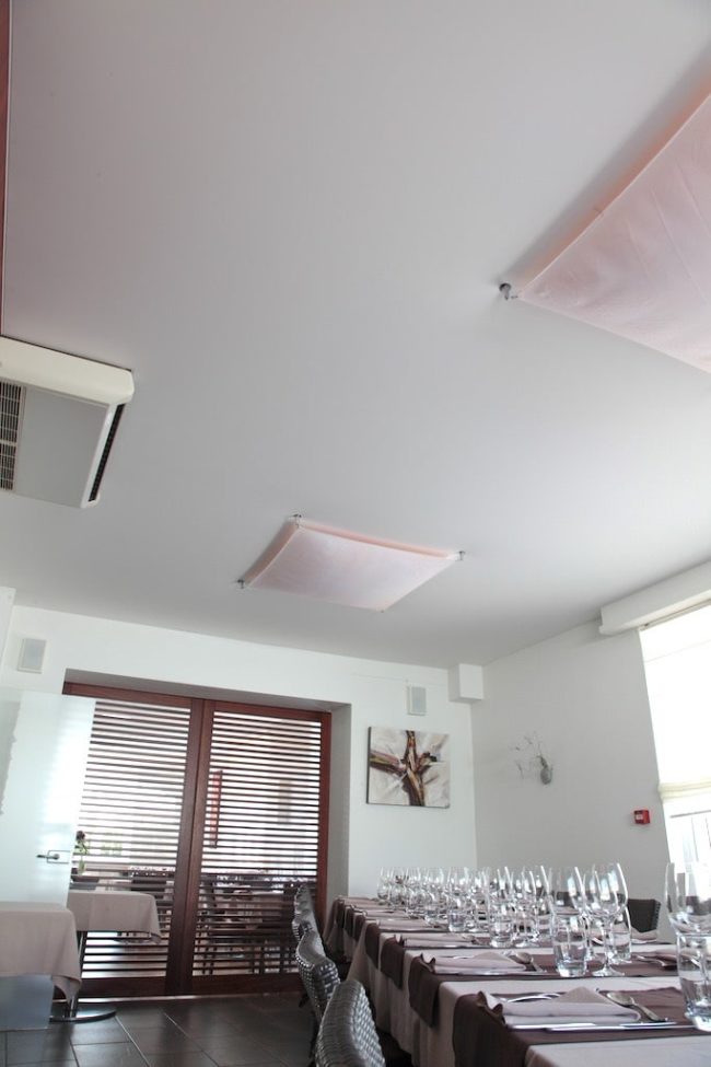 plafond tendu blanc dans une salle de restaurant