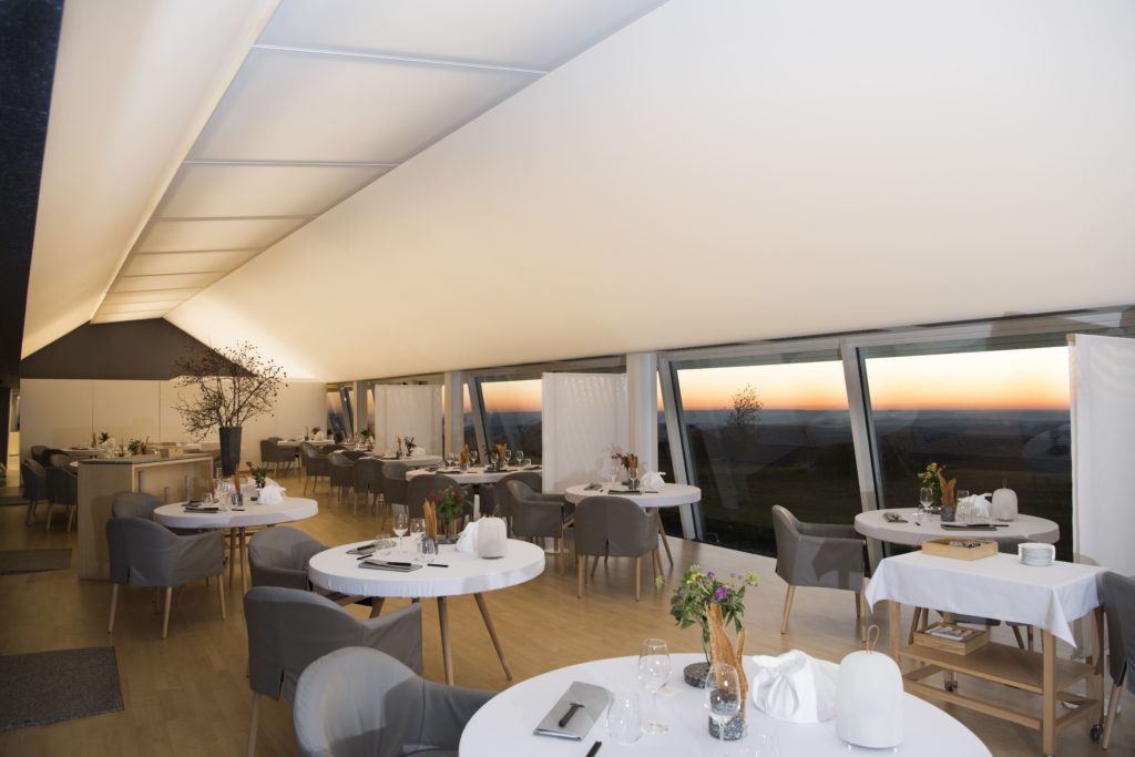 Photo d'un plafond rétroéclairé blanc à la réception du restaurant Le Suquet