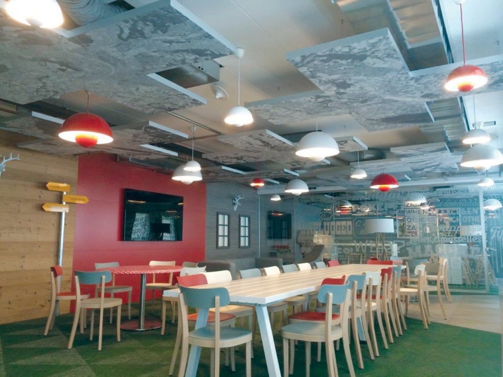 Photo d'une cafétéria avec des cadres acoustiques au plafond en forme de croix