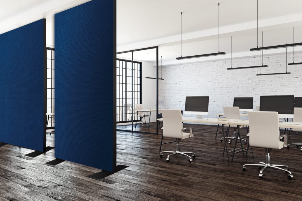 photo d'un espace de coworking avec des cadres en configuration cloison avec une couleur imprimée bleue