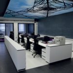 photo d'un espace de bureau en open space avec un cadre acoustique suspendu avec un motif vue du dessous de la tour eiffel