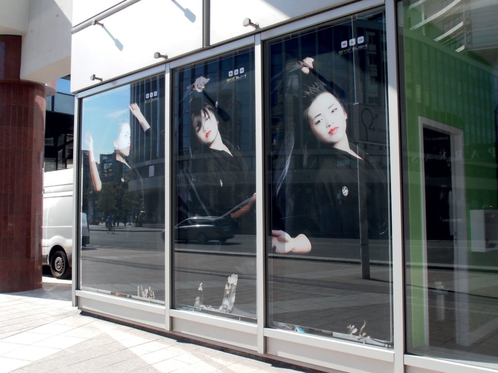 photo de cadre décoratifs suspendus par le haut avec des visuels de femmes japonaises