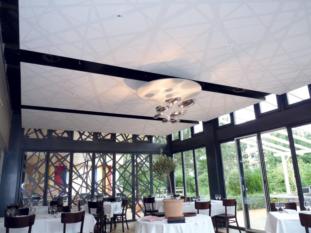 cadres acoustiques posé dans un restaurant en plafond avec une toile acoustique imprimé avec des rayures