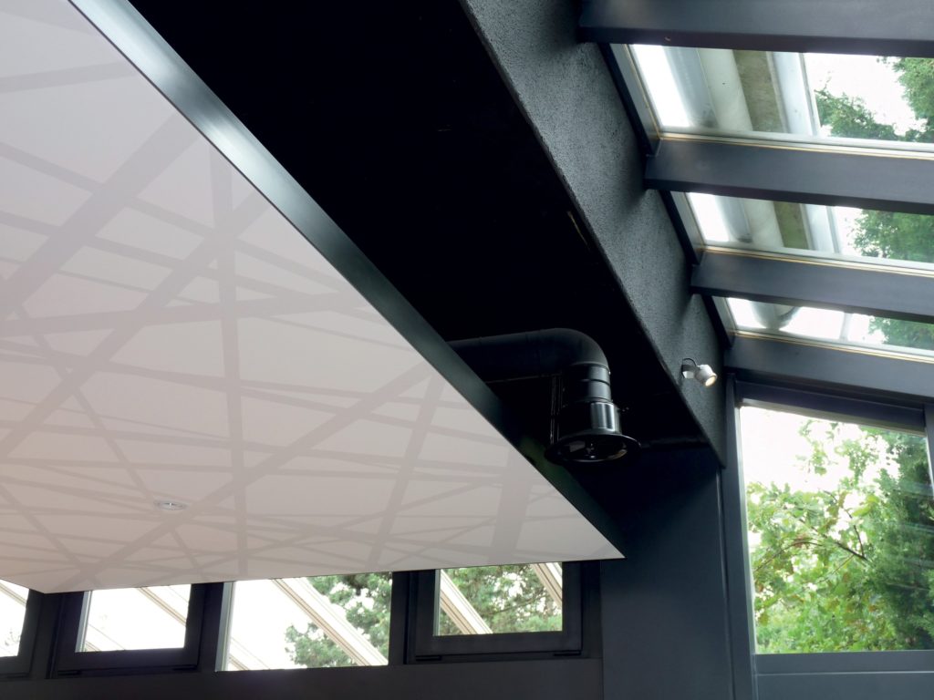 photo d'un détail d'un cadre acoustique posé dans un restaurant en plafond avec une toile acoustique imprimé avec des rayures