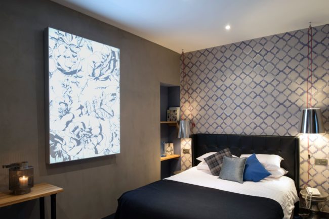 cadre rétroéclairé dans une chambre d'hôtel