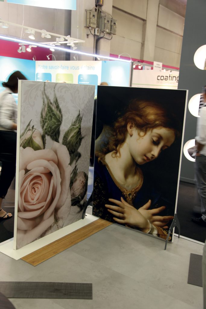 photo de deux cadres décoratifs sur pieds avec un visuel d'une rose et d'un ange