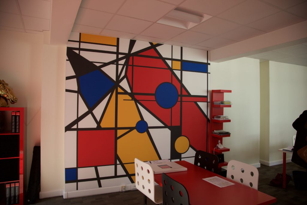 photo d'un mur imprimé avec un visuel inspiration Mondrian