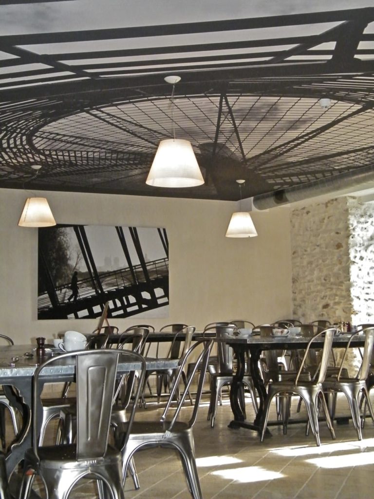 Photo d'un plafond imprimé avec une architecture industrielle dans une salle de restaurant