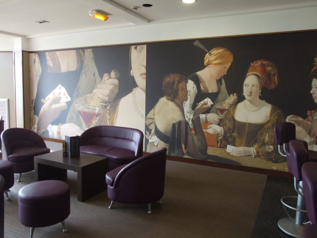 photo d'un mur imprimé avec le tableau de Georges de La Tour, le tricheur à l'as de carreau