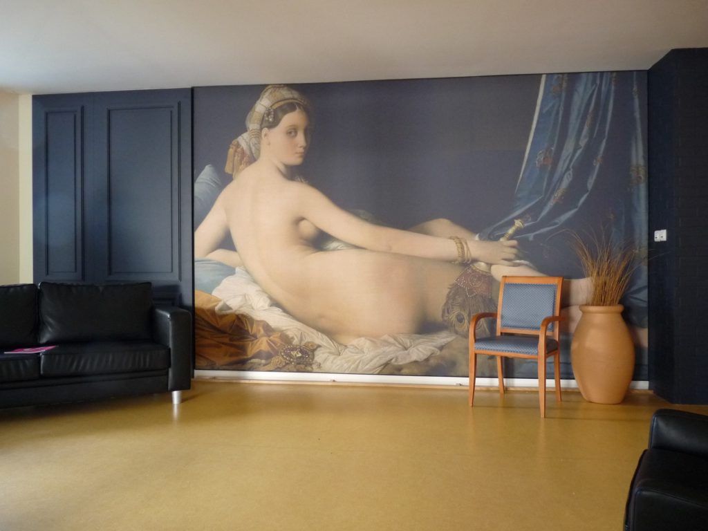 Mur imprimé avec le tableau La Grande Odalisque par Ingres, dans un salon d'une maison de retraite