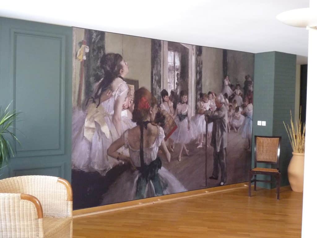 photo d'un mur imprimé avec le tableau la classe de danse par Edgar Degas