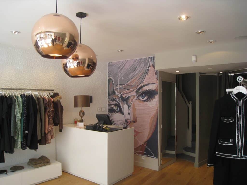 photo de l'interieur d'un magasin avec un mur imprimé visuel visage et chat imitation canevas