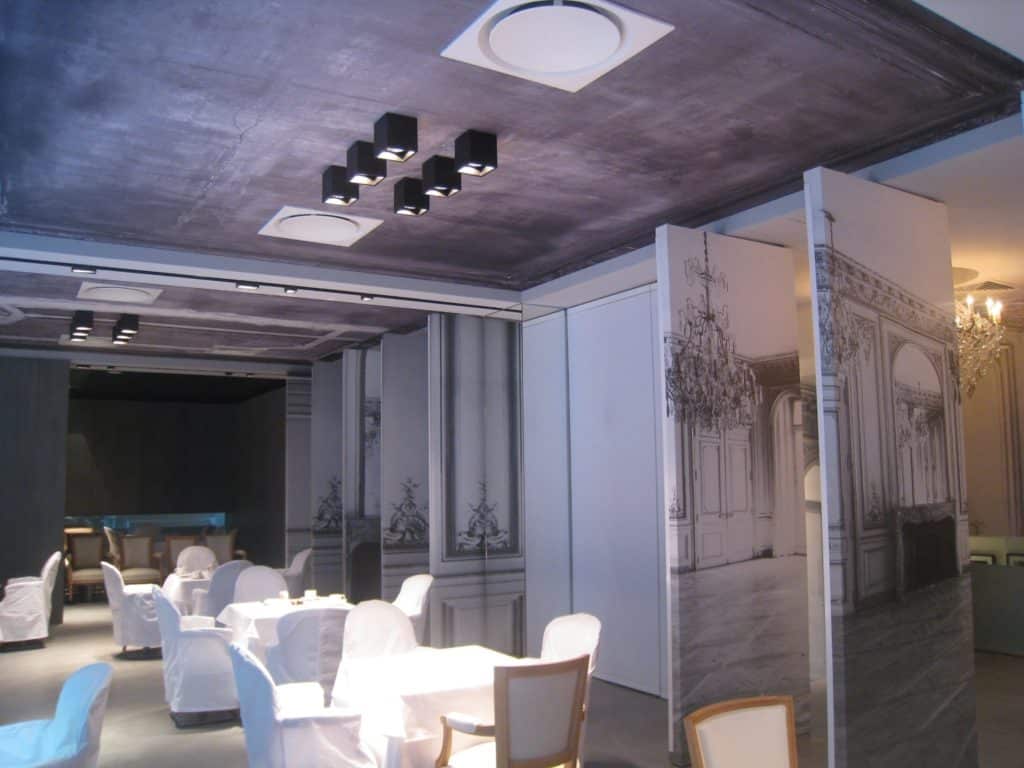 photo d'une salle de restaurant avec des plafonds imprimés acoustiques esprit plafond délabré en noir et blanc