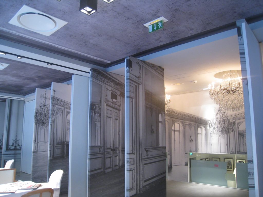 photo d'une salle de restaurant avec des plafonds imprimés acoustiques esprit plafond délabré en noir et blanc
