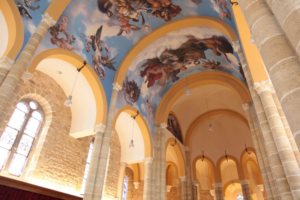 photo de plafond imprimé dans une réhabilitation d'une chapelle à avec des plafonds acoustiques imprimés sous voutes avec des visuels d'anges et autres