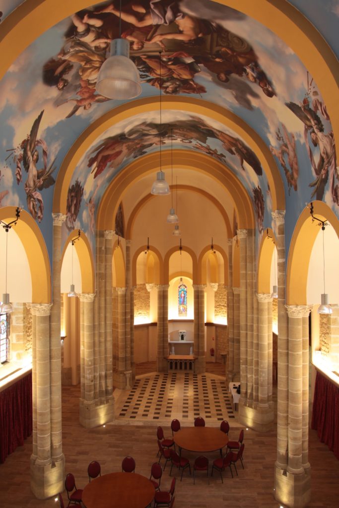 photo de plafond imprimé dans une réhabilitation d'une chapelle à avec des plafonds acoustiques imprimés sous voutes avec des visuels d'anges et autres