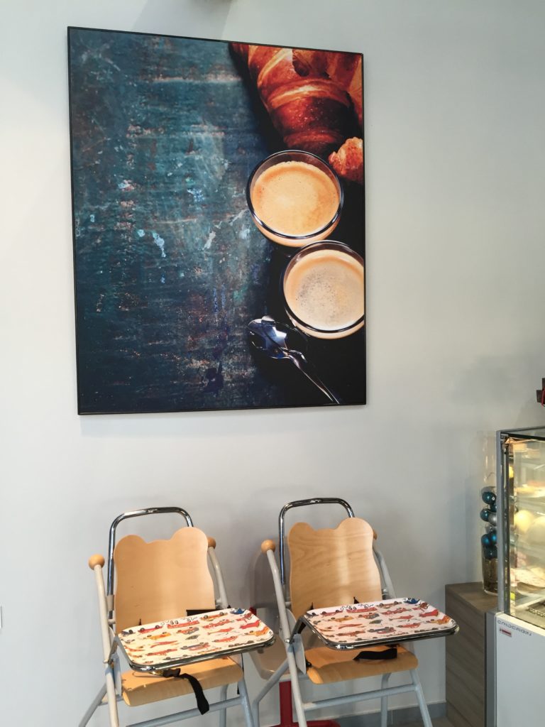 Photo d'un mur imprimé avec un visuel de croissant et de café