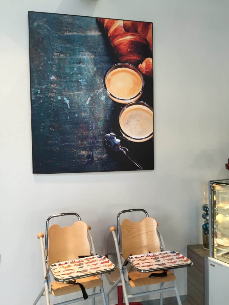 Photo d'un mur imprimé avec un visuel de croissant et de café