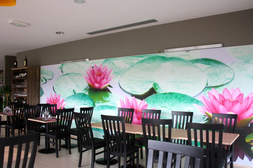 Photo d'un mur avec une toile imprimée rétroéclairée visuel de nénuphar rose