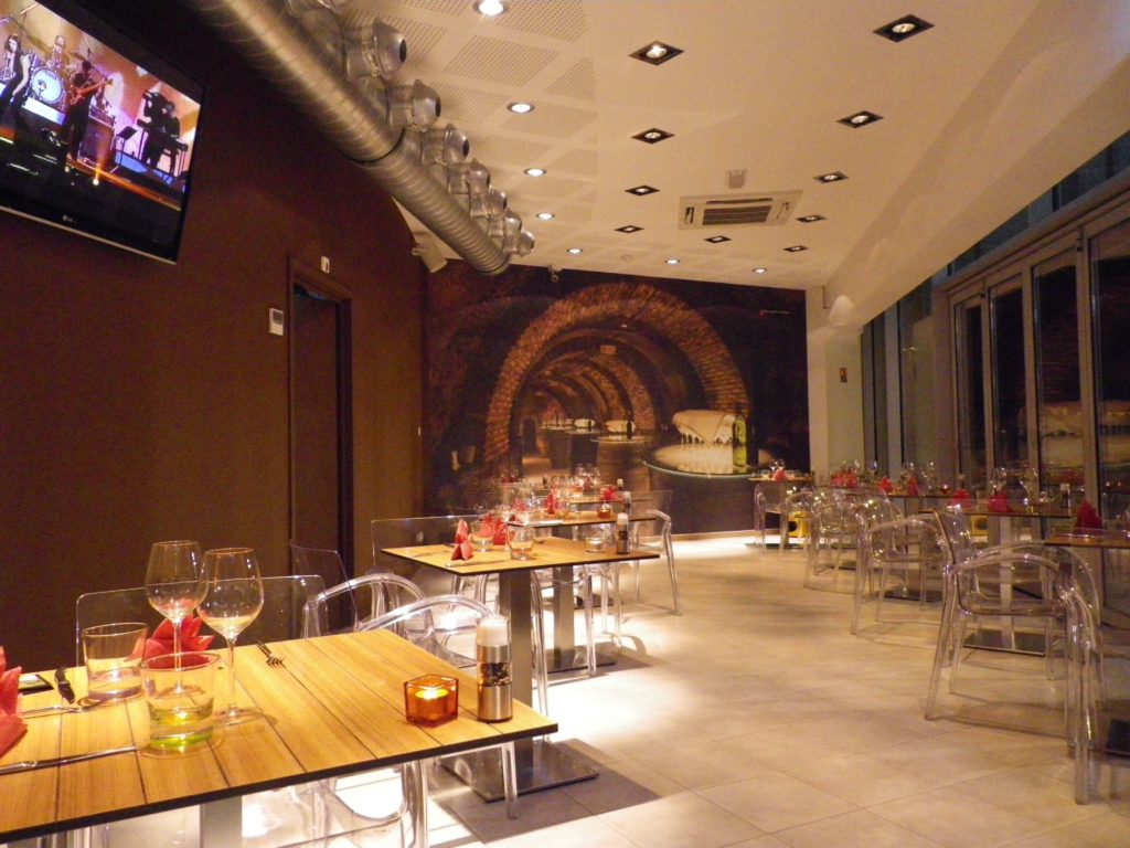 photo d'une salle de restaurant avec une toile imprimée trompe l'oeil cave à vin