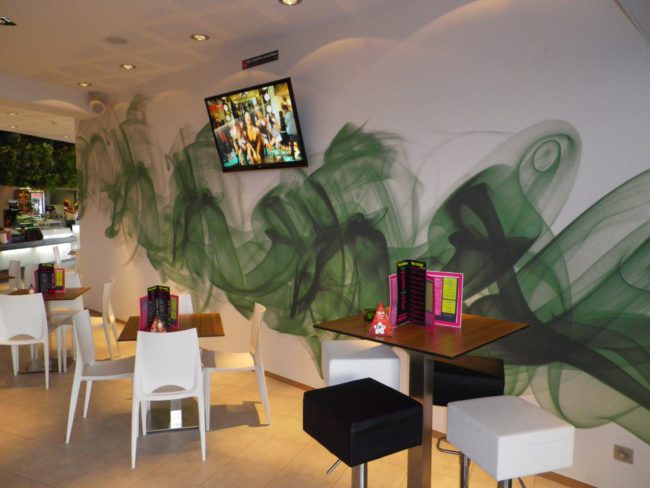 mur imprimé dans une salle de restaurant