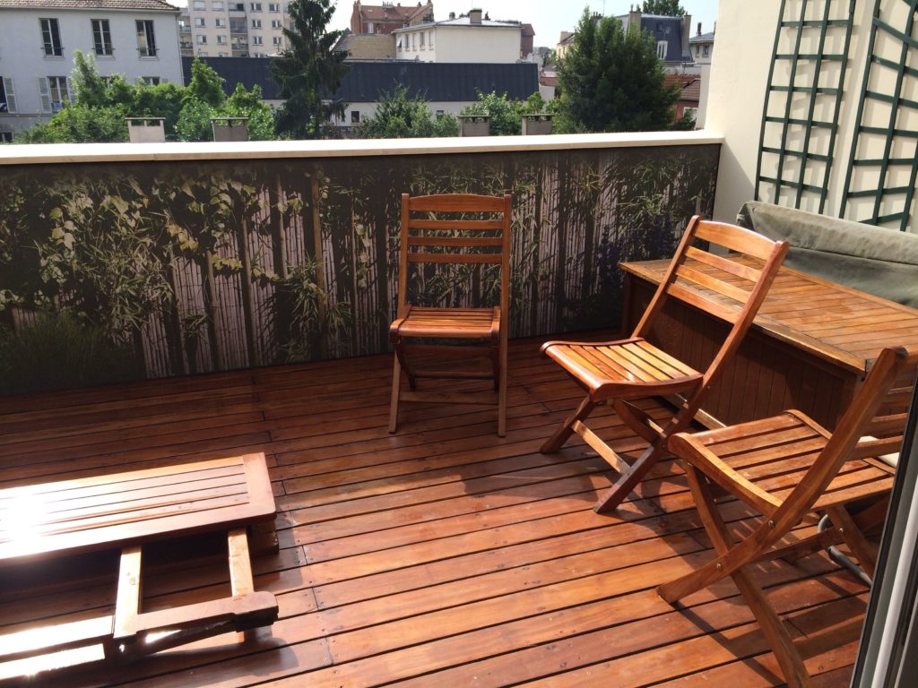 photo d'une toile imprimée sur un balcon avec un visuel de bambou