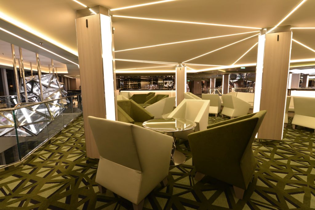 photos de plafonds imprimés avec une couleur unie dans la salle du Champagne Bar sur un bateau de croisière de la classe MSC