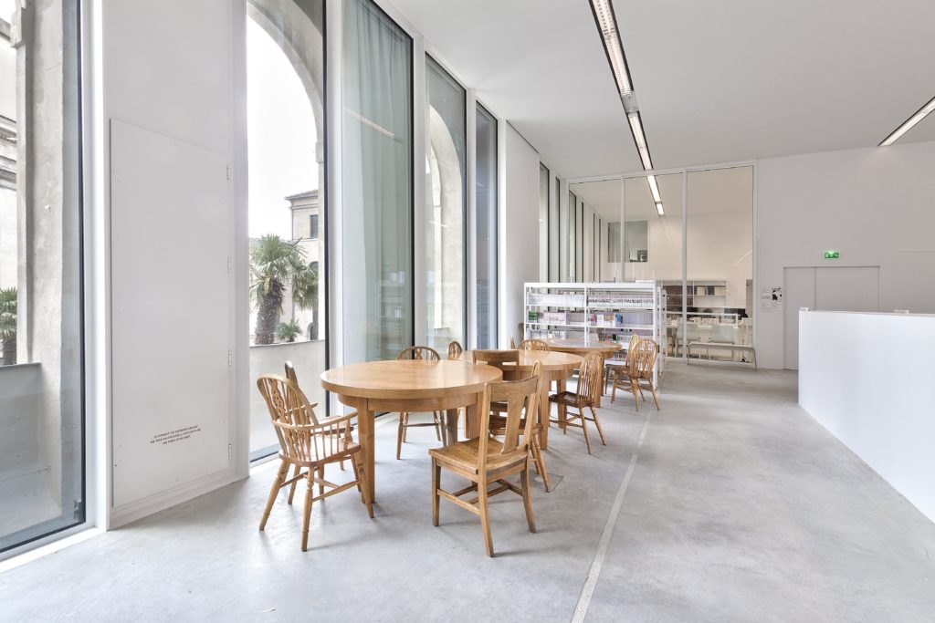 photo de plafond blanc acoustique dans une des salles de la médiathèque Françoise Sagan