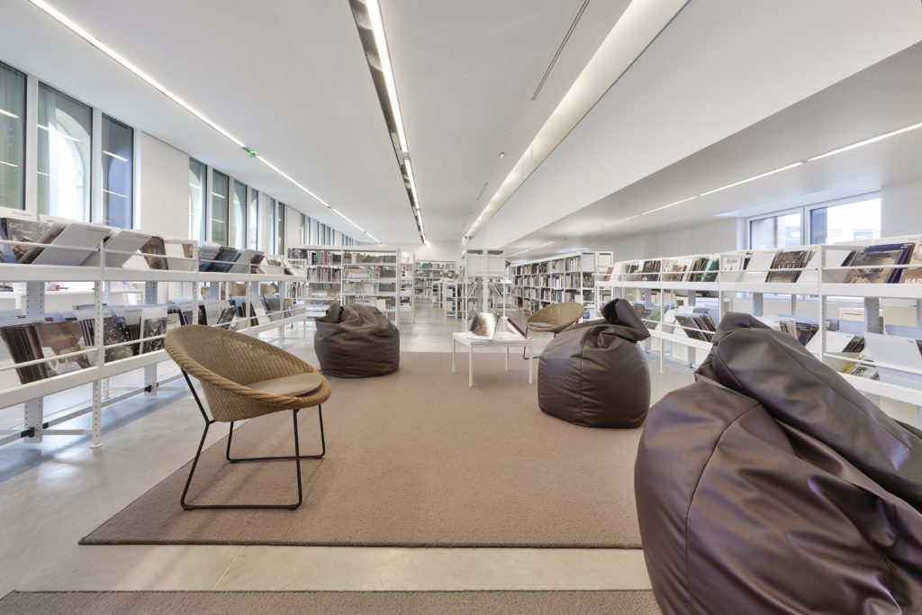 photo de plafond blanc acoustique dans une des salles de lecture de la médiathèque Françoise Sagan