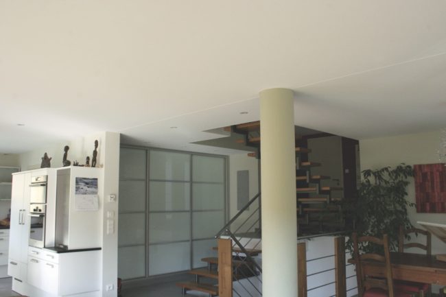 plafond blanc tendu à froid avec un double joint