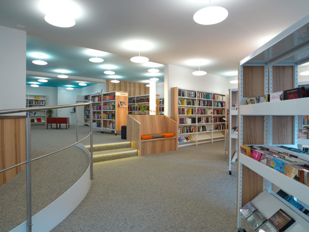 photo de plafonds imprimés avec un ciel bleu vaporeux dans une bibliothèque d'une école