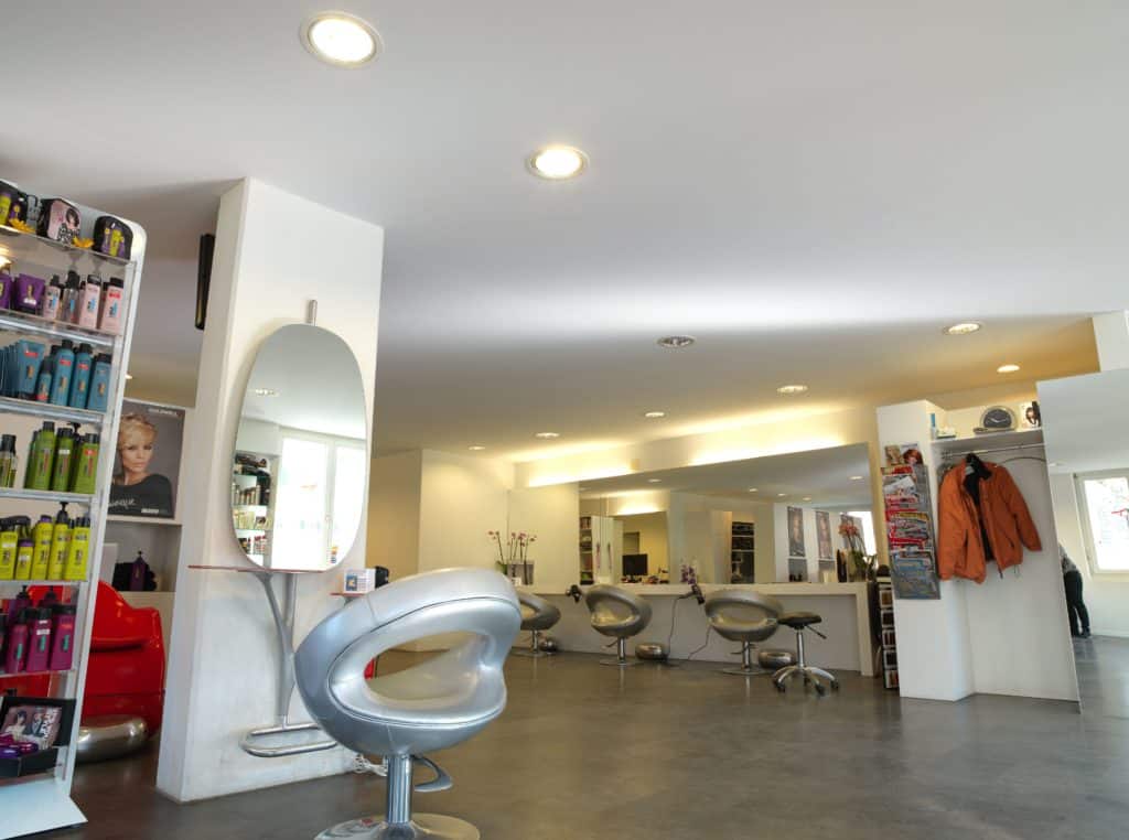 photo d'un salon de coiffure avec un plafond tendu à froid blanc