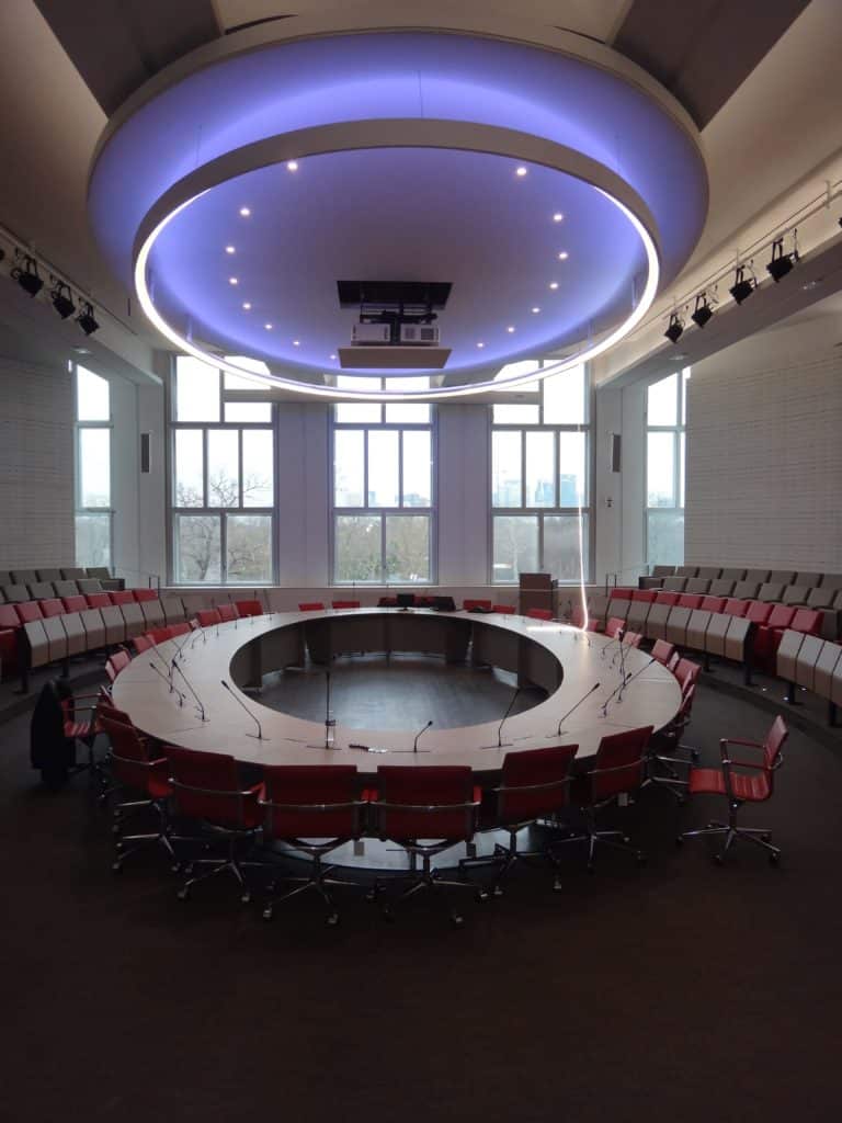 Photo d'une salle de conférence dans une université avec un plafond rétréoclairé ovale