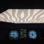 Photo d'une toile imprimée rétroéclairée installée au plafond avec des rayures