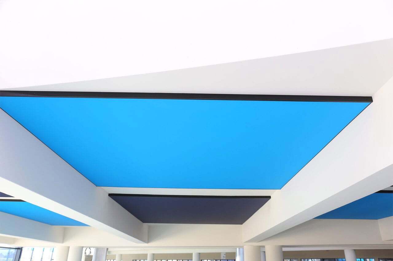 Photo de cadres acoustiques imprimés colors bleu installé au plafond