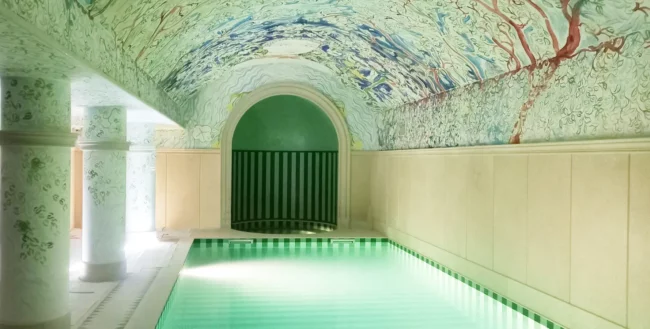 plafond tendu imprimé et acoustique dans la piscine d'un hôtel