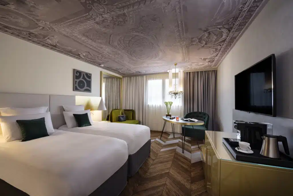 plafond tendu imprimé dans une chambre d'hotel