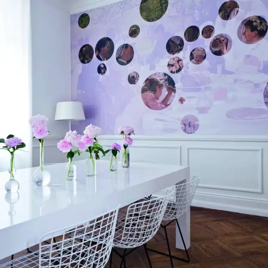 mur tendu imprimé dans une salle à manger